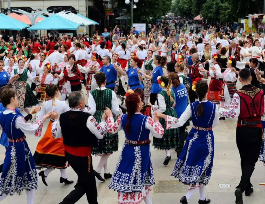 28 фолклорни клуба ще вземат участие във фестивала „Хоро край лазурния бряг“ в Бургас