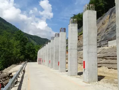 Вдигнаха колоните на бъдещия мост над пътя за Рилския манастир 