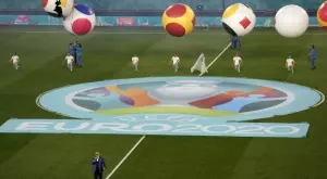 Изумителният начин, по който съдията си получи топката за Италия - Турция (ВИДЕО)