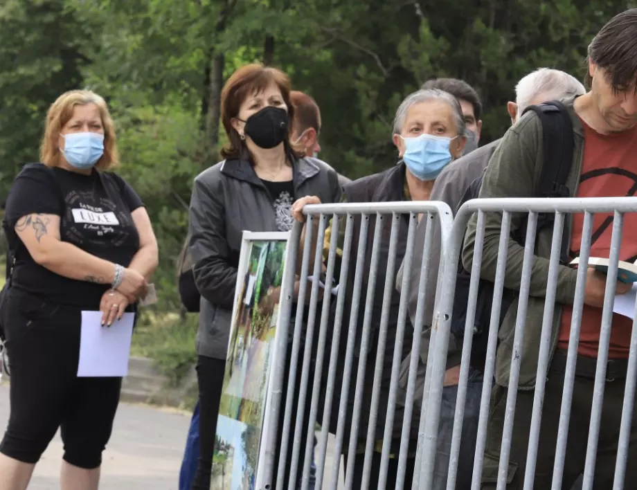 Група антиваксъри нападнаха медици в пункт за ваксинация срещу коронавирус