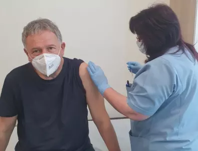 Д-р Кацаров се ваксинира срещу COVID-19 