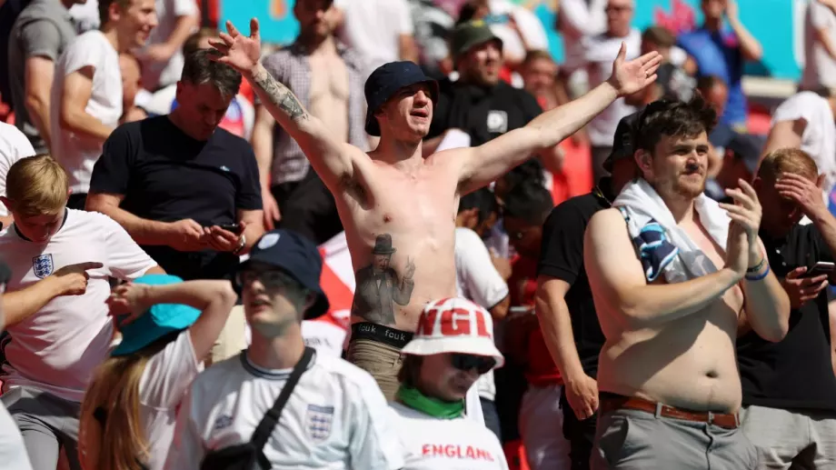 Кошмарите на Европейското първенство по футбол продължават: Фен падна от тераса на "Уембли"