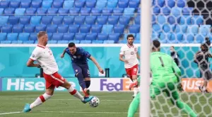 Гжегож Криховяк получи първия червен картон на Европейското по футбол