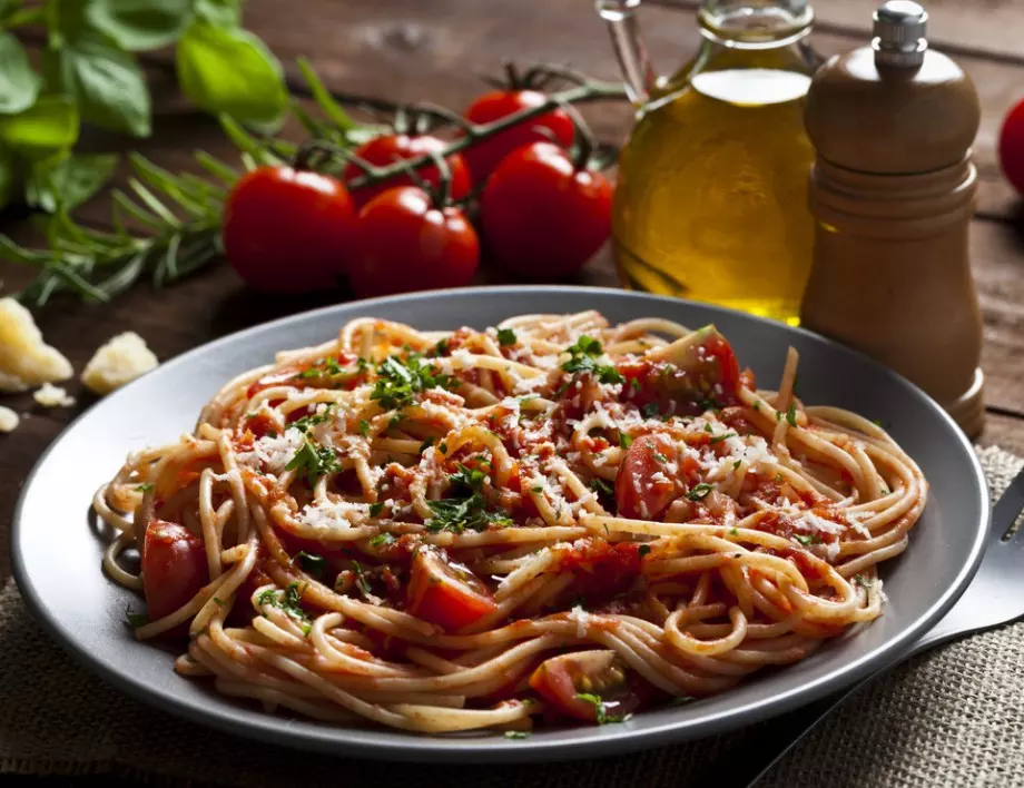Как да направим вкусни спагети с кюфтенца и доматен сос?