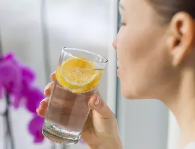 Жена разказва: Всеки ден пих вода и лимон в продължение на година и резултатите са изумителни