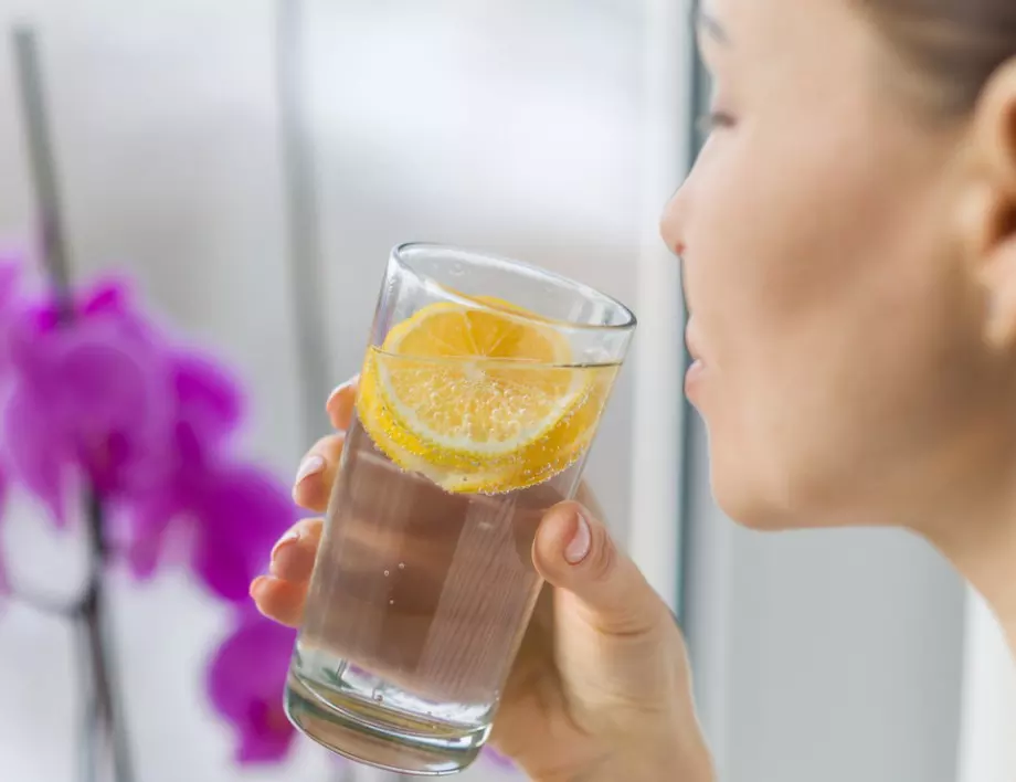 Колко е полезна лимоновата вода