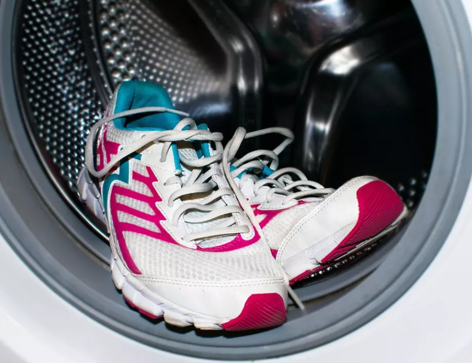 За да сте сигурни, че няма да съсипете маратонките, когато ги перете в пералнята - направете ТОВА 