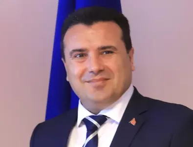 Зоран Заев и половината министри почиват и гасят пожари по телефона 