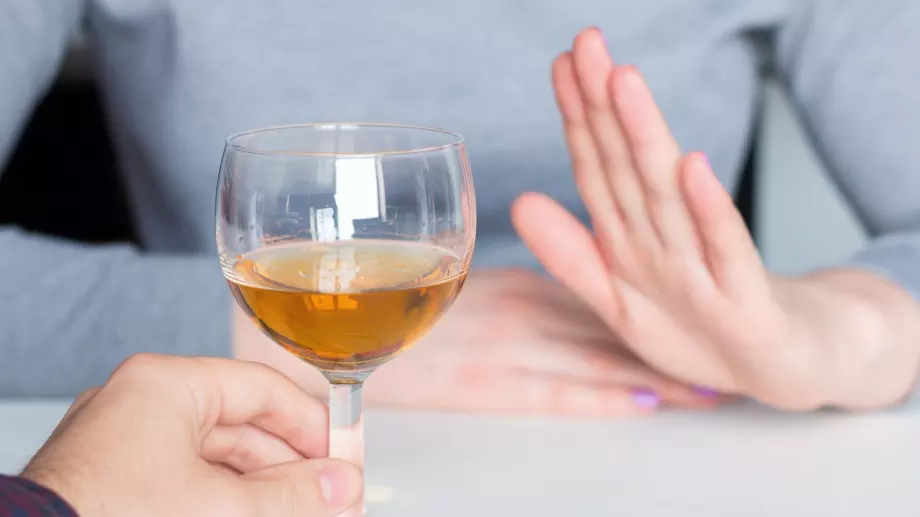 Кой определено не трябва да близва алкохол?