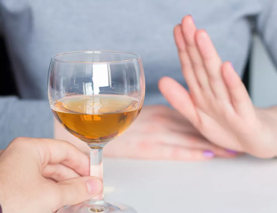 Учени разкриха защо алкохолът в малки дози е полезен само за възрастните хора