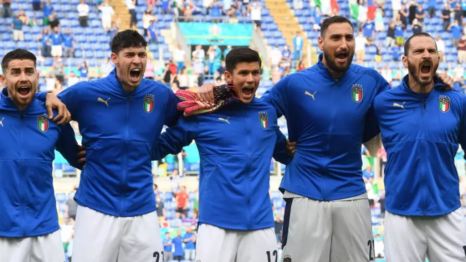 Любопитно: Защо играчите на Италия изпълняват по ТОЗИ начин своя национален химн?