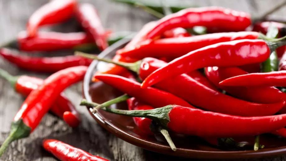 За да не лютят ръцете ви от лютите чушки, мажете ги с това