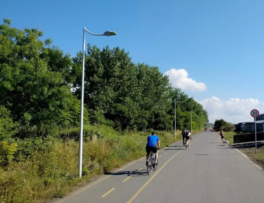 50 нови стълба осветяват велоалеята от Капаните до Солниците в Бургас
