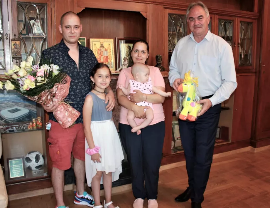 Първото бебе за 2021-а година в Плевен гостува на кмета Георг Спартански
