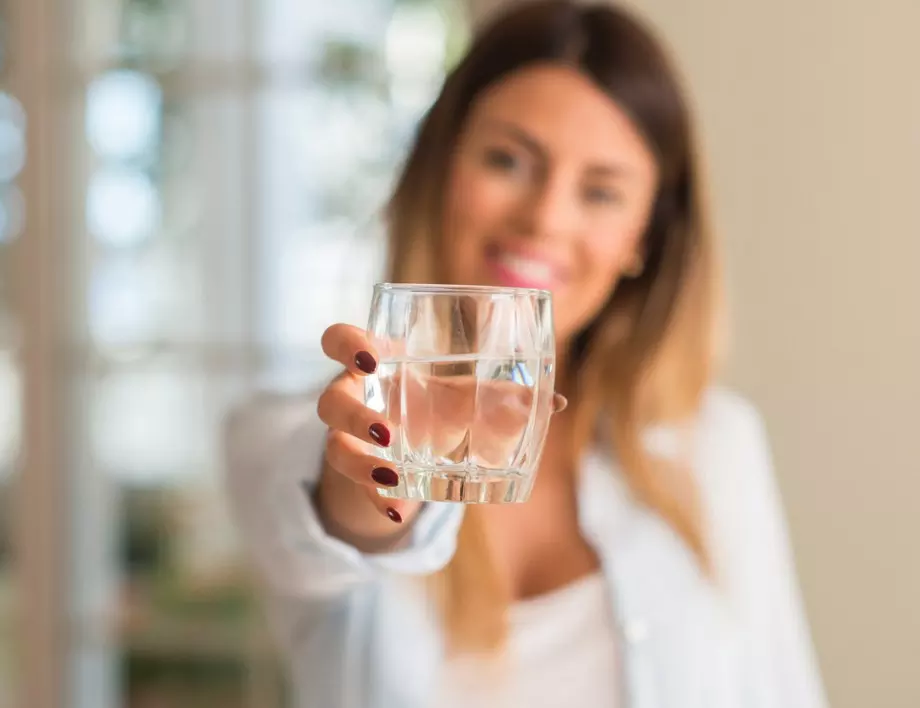 Наистина ли е вредно да се пие вода по време на хранене?!