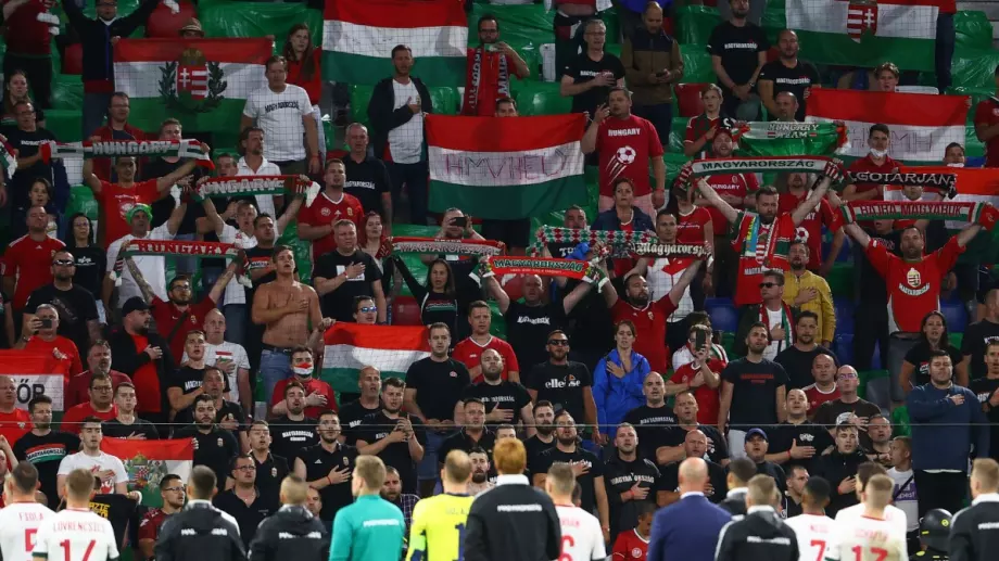 Въпреки че ги предупредиха да се пазят от него: Унгарски фенове се включват в протеста срещу БФС