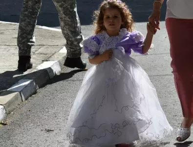 180 момиченца, облечени в булчински рокли, станаха калиници в Асеновград (СНИМКИ)