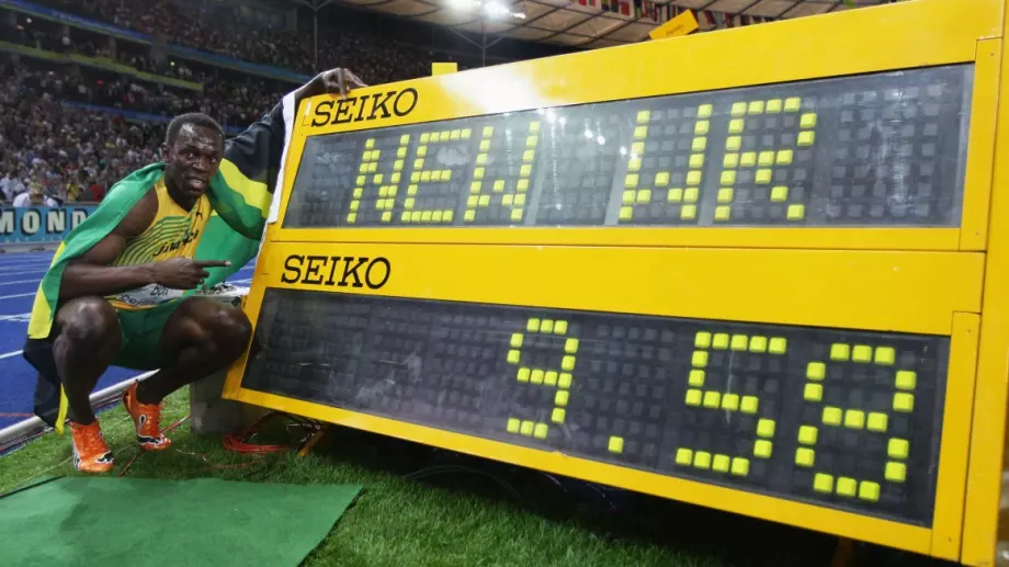 "Гинес" рекорд: Мъж с обувки на ток - пробяга 100 м. за 3 секунди под световния рекорд на Юсейн Болт (ВИДЕО)
