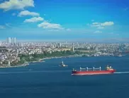 Товарен кораб заседна край Турция при буря
