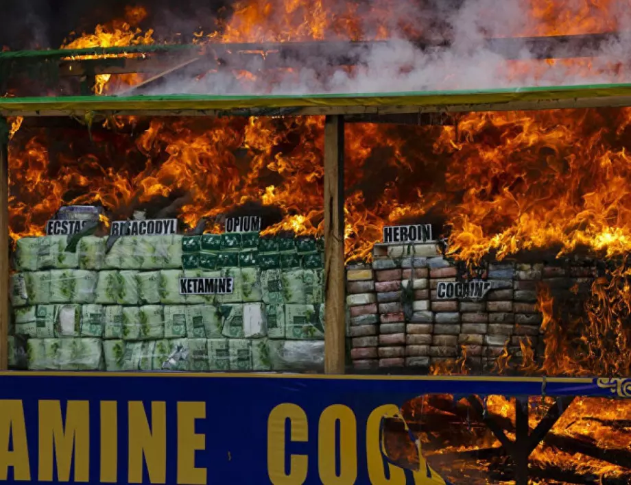 В Мианмар изгориха "планини от дрога"