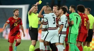 Пепе избухна в свой стил - фаулира противник и получи картон с усмивка на лице