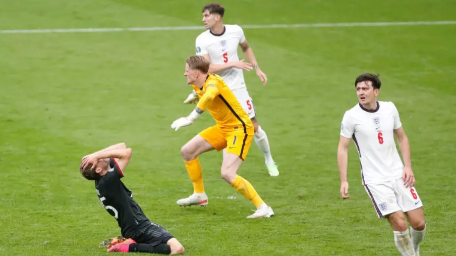 Англия продължава да мечтае за триумф у дома на Европейското, след като надхитри Германия във футболна класика