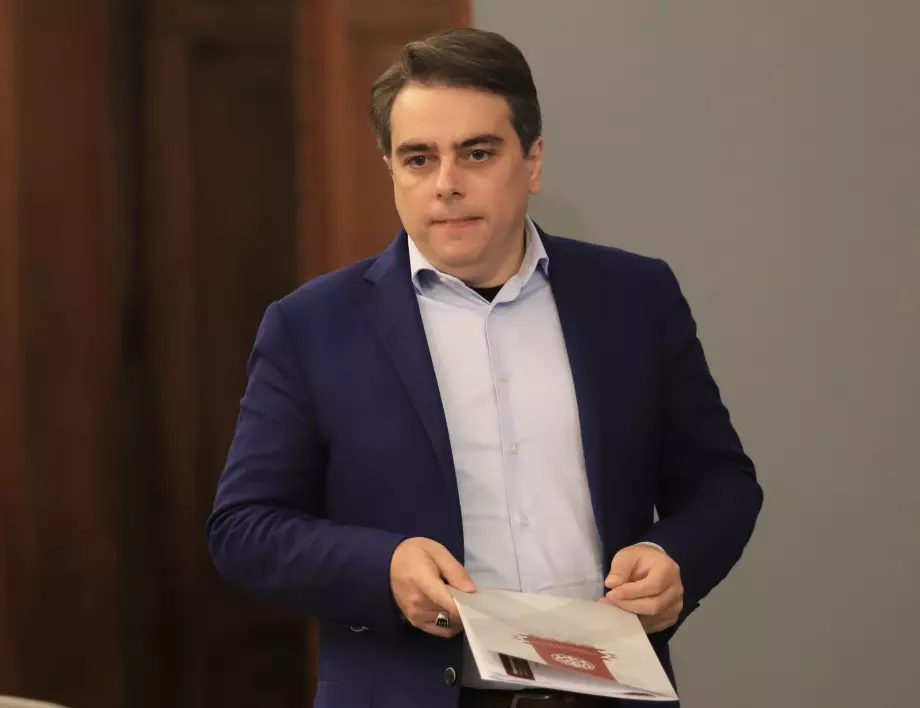 Асен Василев дава АПИ на прокуратурата заради необезпечени договори за милиарди