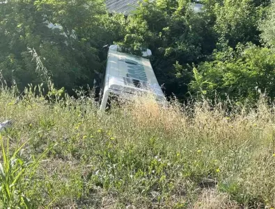 Автобус падна в канавка в Стара Загора