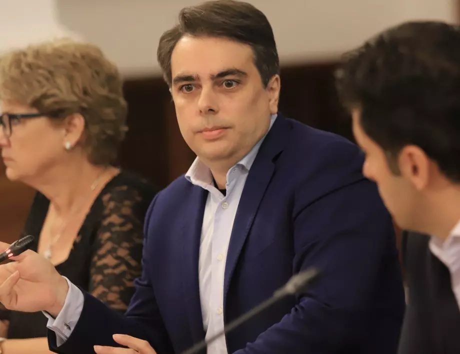 Асен Василев: Ако партиите не актуализират спешно бюджета, за ноември няма пари за пенсии