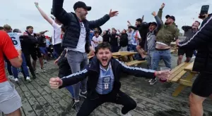 Звезда от Висшата лига подлуди феновете: Премени се в... момиченце с униформа (СНИМКА)