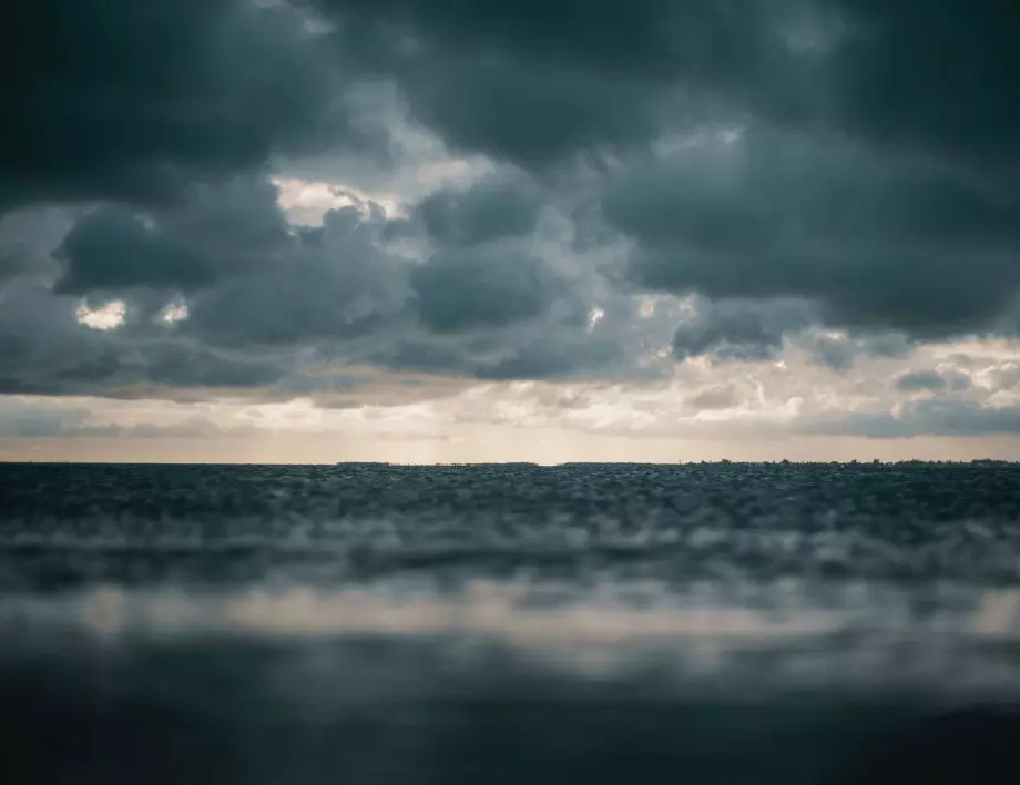 Бурното море унищожи част от плажа на Крайморие