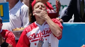 ВИДЕО: Джоуи Честнът потроши рекорда по ядене на хот-дог и мрежите прегряха