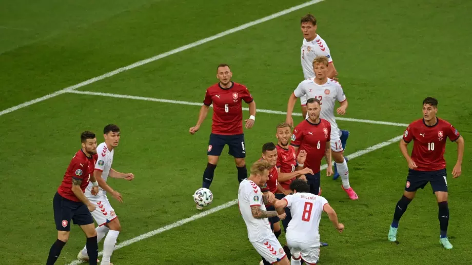 Стюарди отнели ЛГБТ флаг на мача Чехия - Дания, УЕФА с позиция