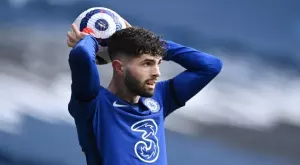 Звезда на Челси стана за резил - падна върху огромна риба, докато жонглира с топка в океана (ВИДЕО)