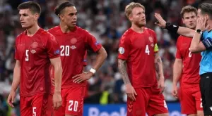 Датски национали се забавляват с момичета преди важен мач