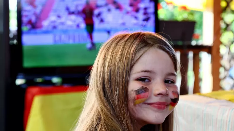 Уелски фен събра пари за разплаканата малка германска фенка