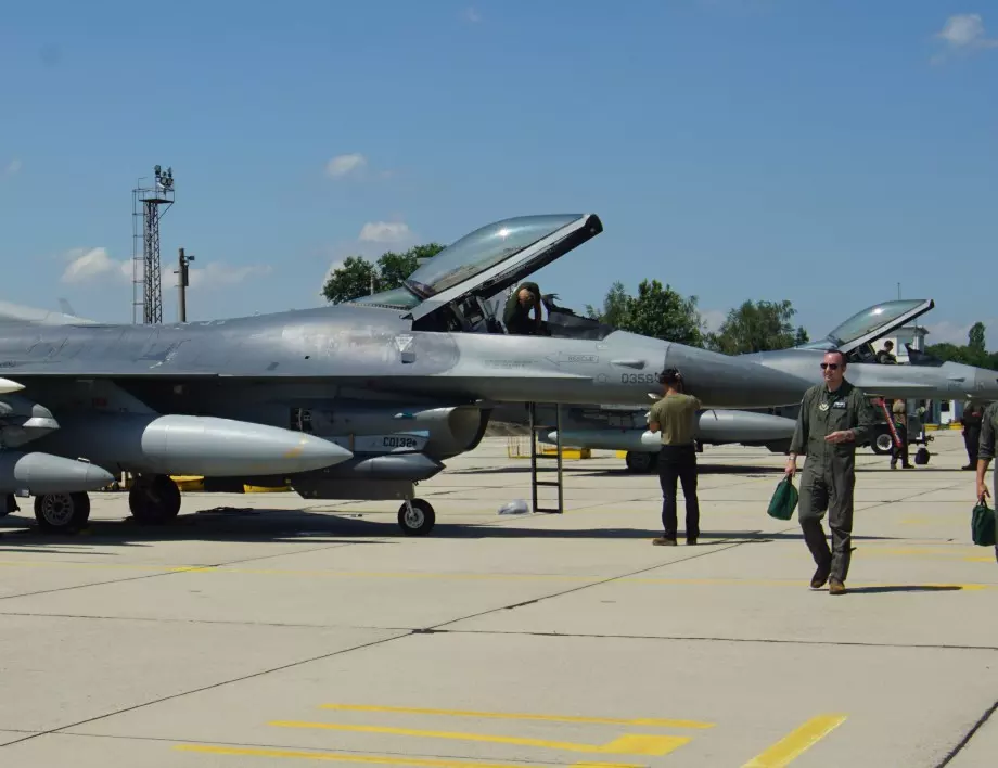 Екипите на F-16 се пребазираха в авиобаза Граф Игнатиево преди „Тракийска звезда 2021“