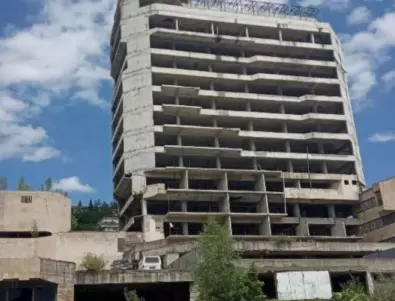 Столичанин купи бетонно чудовище в центъра на Смолян, а Юлиян Инджов - сградата до него