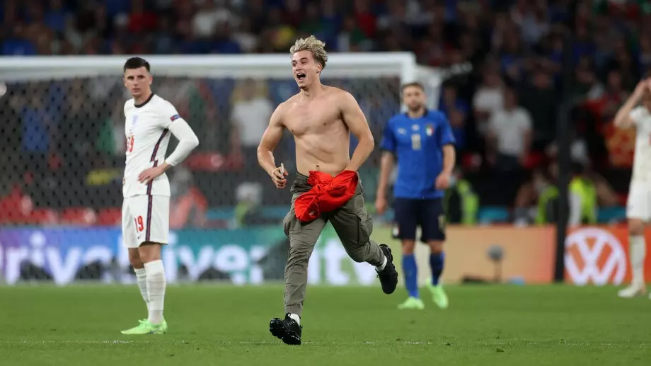 Полугол фен нахлу на "Уембли" на финала на Евро 2020, 3-ма стюарди едва го озаптиха (ВИДЕО)