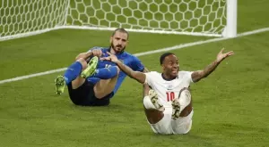 Рахийм Стърлинг пак се прояви: Грозна симулация или неотсъдена дузпа бе това? (ВИДЕО)