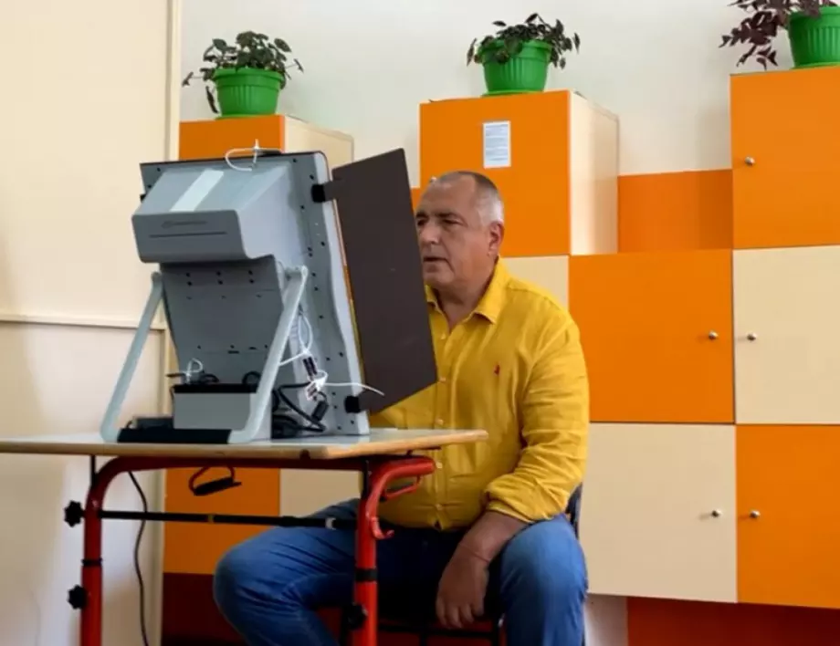 Бойко Борисов гласува без маска (ВИДЕО)