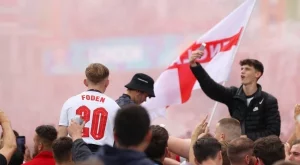 Английски фен се съблече чисто гол пред "Уембли" преди финала на Евро 2020 (СНИМКА)