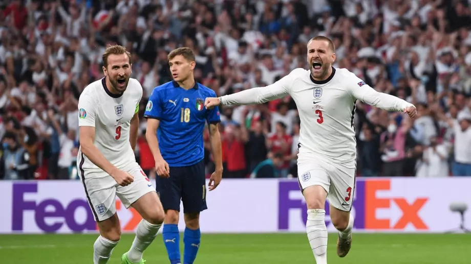 Англия се обърна към феновете: Футболът винаги е бил у дома