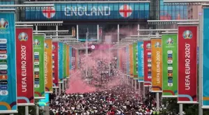 Сблъсъци на входовете на "Уембли", хиляди влязоха на стадиона без билети (ВИДЕО)