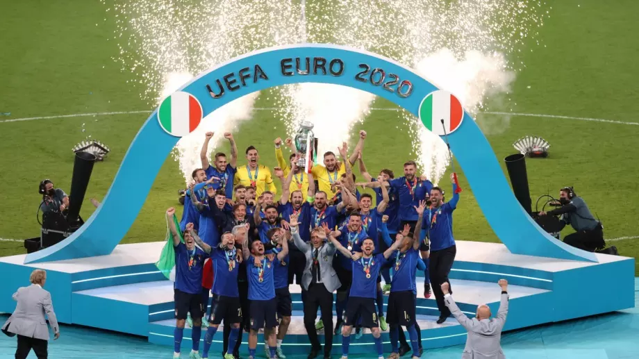 Италия празнува триумфа на Евро 2020 в съблекалнята (ВИДЕО)