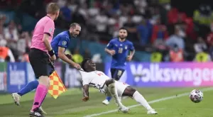 Джорджо Киелини първо "удуши", а след това и "прокълна" Букайо Сака