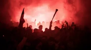 Нови погроми във Франция: Факли, бомбички и бой прекратиха мач на Лион (ВИДЕО)