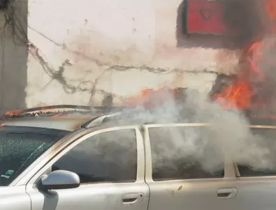 Жена скочи в движение от горяща кола, изгорели са пари и документи