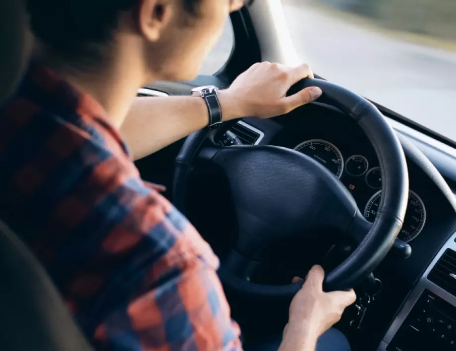 Пет неща, които НИКОГА не бива да правите, докато шофирате
