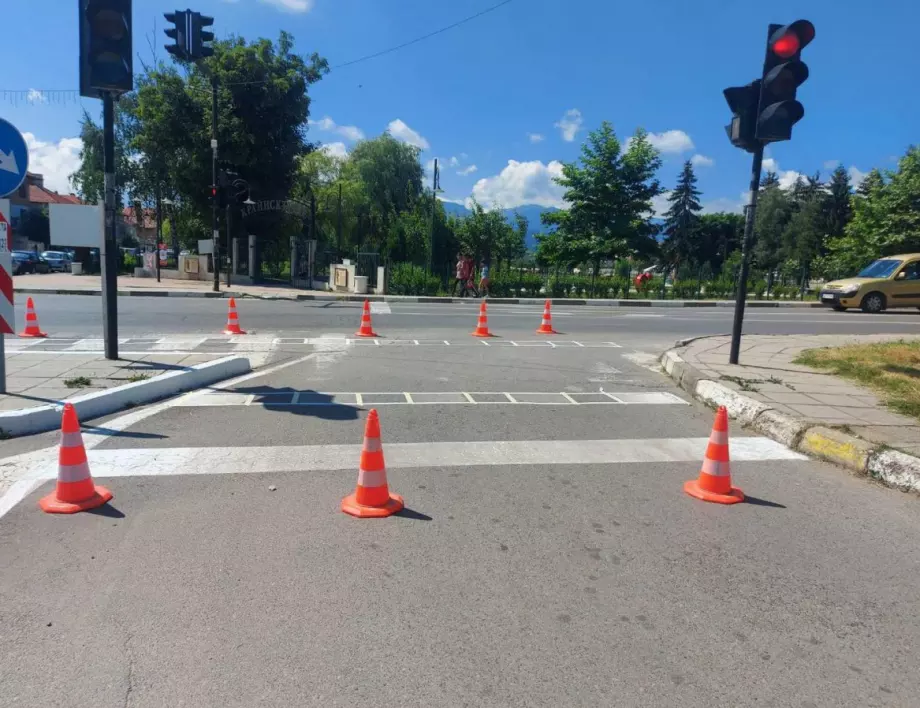 От края на юни започна подновяване на вертикалната пътна маркировка в Самоков